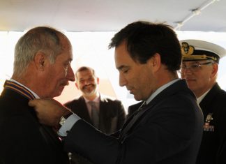 Genuíno Madruga condecorado com Medalha Militar da Cruz Naval DR