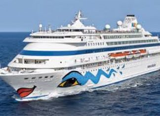 navio ‘AIDAcara’ no Porto da Horta
