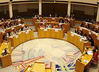 Plenário de abril com duas interpelações e um debate de urgência