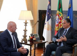 José Leonardo entrega estudo da ampliação da pista do aeroporto a Vasco Cordeiro