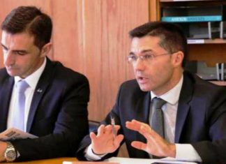Carlos Ferreira e Luís Garcia exigem que Governo resolva problema da piscina da Escola Manuel de Arriaga DR