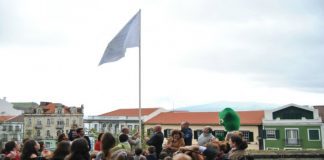Cidade da Horta hasteia bandeira de Cidade Educadora TI