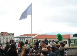 Cidade da Horta hasteia bandeira de Cidade Educadora TI