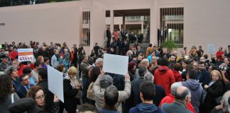 Melhores acessibilidades ao Faial – Manifestação do Grupo Aeroporto da Horta junta cerca de 400 de pessoas em frente à ALRAA TI