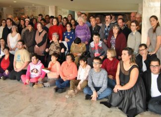 Dia Internacional da Pessoa com Deficiência – Utentes do CAO e APADIF procedem à decoração natalícia da Casa da Autonomia TI
