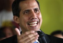 Juan Guaidó pede aos venezuelanos que abram corredor para entrar ajuda