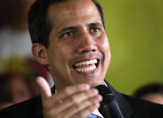 Juan Guaidó pede aos venezuelanos que abram corredor para entrar ajuda