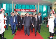 Kim fica no Vietname após cimeira e Trump pede-lhe que adote reformas de Hanói