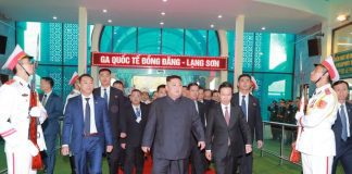 Kim fica no Vietname após cimeira e Trump pede-lhe que adote reformas de Hanói