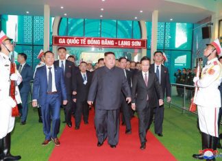 Kim fica no Vietname após cimeira e Trump pede-lhe que adote reformas de Hanói