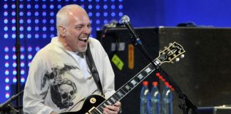 Peter Frampton revela ter uma doença muscular degenerativa que o vai retirar dos palcos