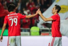Benfica goleia Chaves e continua a um ponto do FC Porto