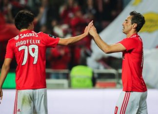 Benfica goleia Chaves e continua a um ponto do FC Porto