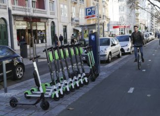EMEL admite vir a ter competências de fiscalização de estacionamento de trotinetes