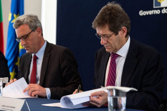 Assinatura de contratos