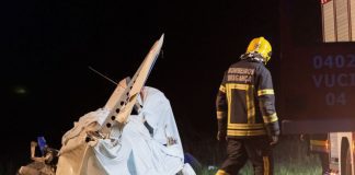 Peritos no local para investigar acidente aéreo com dois mortos em Bragança