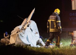 Peritos no local para investigar acidente aéreo com dois mortos em Bragança