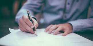 O Partido Ecologista “Os Verdes” (PEV) quer acabar com as “letras miudinhas” em todo o tipo de contratos e vai propor que a letra usada nos textos contratuais passe a ter um tamanho e um espaçamento mínimos.