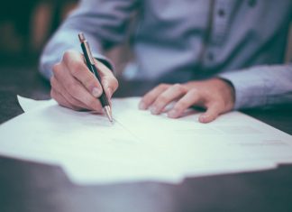 O Partido Ecologista “Os Verdes” (PEV) quer acabar com as “letras miudinhas” em todo o tipo de contratos e vai propor que a letra usada nos textos contratuais passe a ter um tamanho e um espaçamento mínimos.