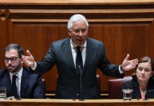 António Costa junta-se a manifestação para assinalar Dia da Mulher