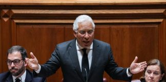 António Costa junta-se a manifestação para assinalar Dia da Mulher