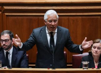 António Costa junta-se a manifestação para assinalar Dia da Mulher