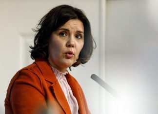 OE2018: Cristas critica que défice seja resultado de “carga fiscal máxima”