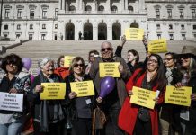 Meia centena de pessoas em frente ao Parlamento por um estatuto do cuidador informal