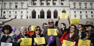 Meia centena de pessoas em frente ao Parlamento por um estatuto do cuidador informal