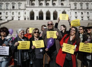 Meia centena de pessoas em frente ao Parlamento por um estatuto do cuidador informal