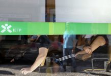Desempregados inscritos diminuem 15,3% em fevereiro para 342,7 mil