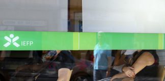 Desempregados inscritos diminuem 15,3% em fevereiro para 342,7 mil