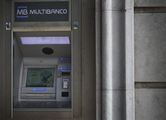 Pagar ou levantar dinheiro em euros vai custar o mesmo em toda a UE