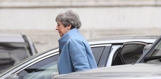 Theresa May vai escrever a Donald Tusk nas próximas 48 horas para pedir adiamento do ‘Brexit’