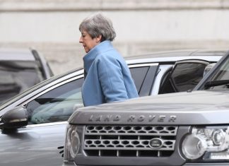 Theresa May vai escrever a Donald Tusk nas próximas 48 horas para pedir adiamento do ‘Brexit’