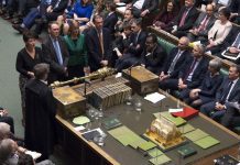 Theresa May pede aos deputados que apoiem o acordo de “forma pragmática”