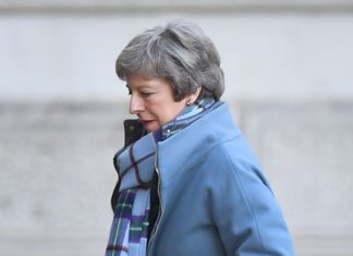 Brexit: Theresa May diz que deixa o cargo se o acordo de saída for aprovado