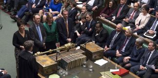 Theresa May pede aos deputados que apoiem o acordo de “forma pragmática”
