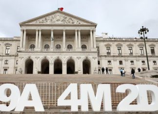 Bloco e PCP pedem apreciação parlamentar do decreto sobre tempo de serviço dos professores