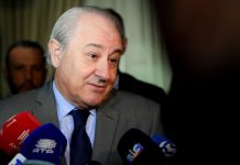 O líder do PSD afirmou hoje que o partido vai “agir”, admitindo uma queixa à Comissão Nacional de Eleições (CNE), caso o Governo continue a “fazer campanha” pelo PS, inaugurando “duas e três vezes a mesma coisa”.