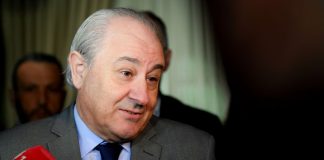 O líder do PSD afirmou hoje que o partido vai “agir”, admitindo uma queixa à Comissão Nacional de Eleições (CNE), caso o Governo continue a “fazer campanha” pelo PS, inaugurando “duas e três vezes a mesma coisa”.
