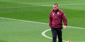 Selecionador venezuelano de futebol coloca lugar à disposição por “politização” da equipa