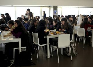 Alunos querem descida do preço das refeições nas cantinas e apoio para material escolar