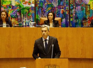 Gui Menezes garante que grua do Porto da Casa, no Corvo, está operacional