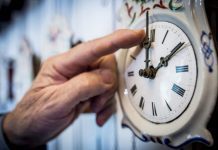 Relógios adiantam uma hora na madrugada de domingo