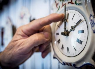 Relógios adiantam uma hora na madrugada de domingo