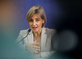 Ministra da Saúde apela a jovens médicos que permaneçam no SNS
