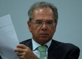 Ministro da Economia brasileiro diz que país gastou dez vezes mais com pensões do que educação