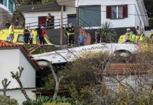Autocarro foi retirado e polícia está a fazer perícias no local