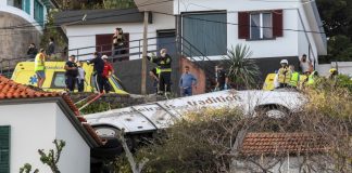 Autocarro foi retirado e polícia está a fazer perícias no local